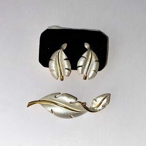 Vintage Jonette Jewelry White & Gold Toned Leaf brooch & Earrings